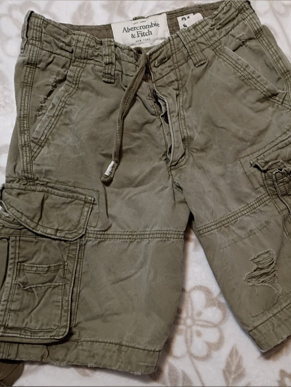 Abercrombie & Fitch Olive Cargo Shorts with Multiple Pockets - Picture 1 of 13